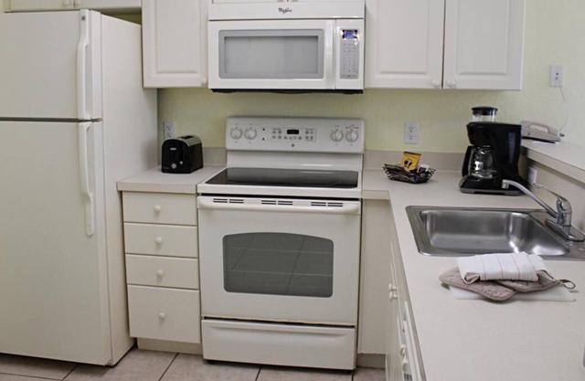 Ultimate Beach Getaway! Kitchen, Beach, Parking, Pool, Surfing, Near Boardwalk