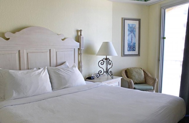 Ultimate Beach Getaway! 2 Great Units w/Kitchen, Beach, Shop at Volusia Mall