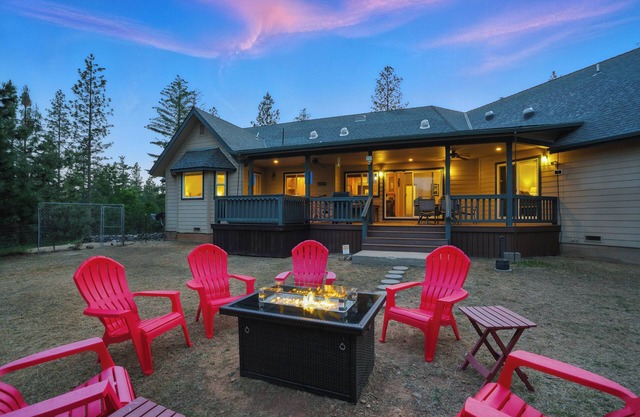 Ultimate Family Retreat - Mountain Views, Hot Tub, Game Room & Pet Friendly!