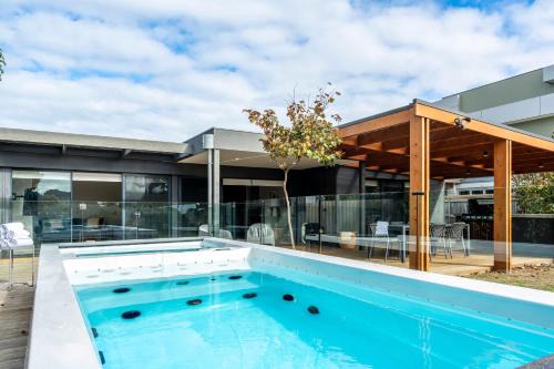 Ultimate Luxury family Home With Spa Pool