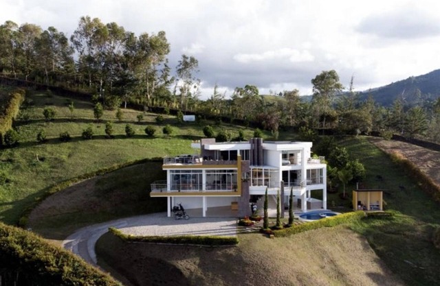 Ultimate Luxury Villa, 40 Mins from JMC Airport, Guatape El Peñol Dream Getaway!