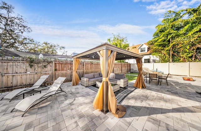 Ultimate Vacation Spot: Pool, Mini Golf & Hammock!