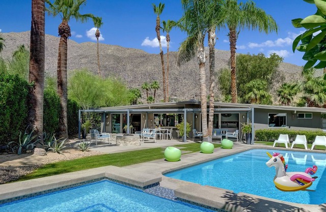 Ultra-LUX- Mesa Mid-Century- Resort Style Pool, Spa, Fire Pit- Close to Everything- 2BD/2BA