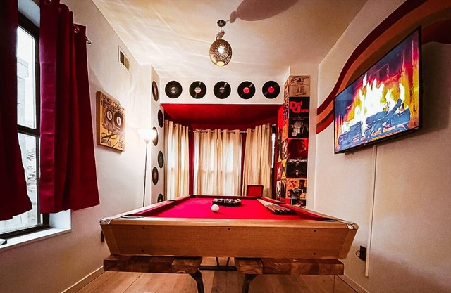 Ultra Modern | 3BR + Pool Table | Patio & Balcony