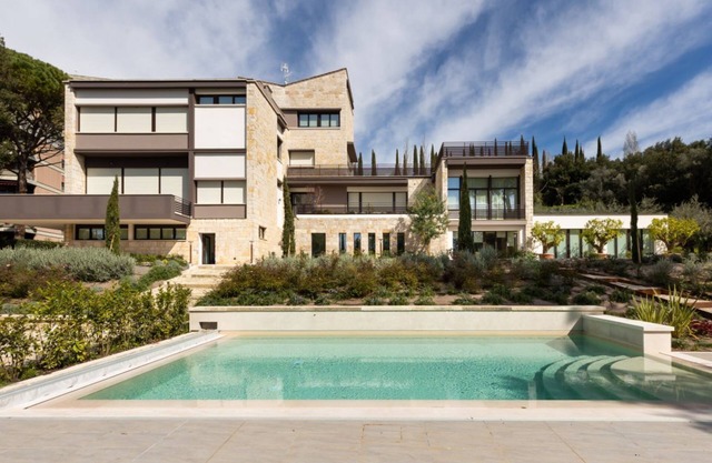 Umbrian Oasis: Modern Apartment with Swimming Pool