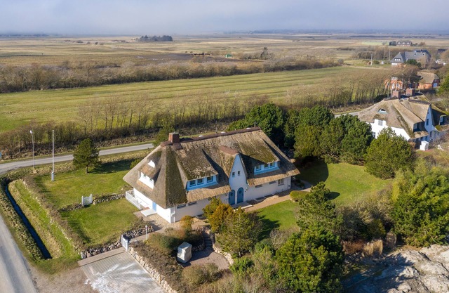 Umringt von Salzwiesen und Deichblick Ruht der "seestern"