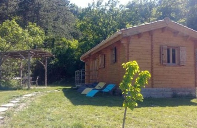 Un chalet en bois dans un écrin de verdure