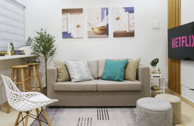Unbeatable Location! ~20secs walk to White Beach - with Kitchen, Dining & Living