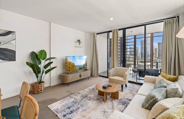 Unbeatable River & CBD Views Pool/2Car/Prime Spot
