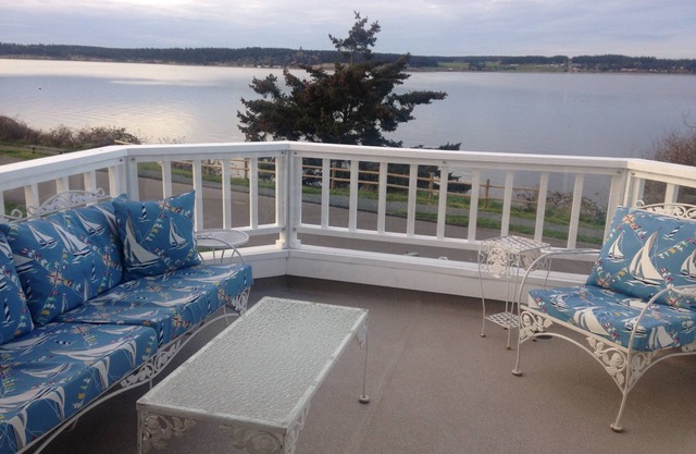 Unbelievable Penn Cove & Mt Baker views on Front St in Historic Coupeville