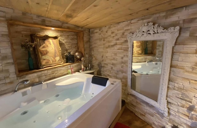 Une Chambre Inoubliable Type Chalet Avec Grande Balnéothérapie