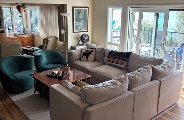 Unforgettable Jay Peak Area 5 BR Family Home Located On Lake Memphremagog