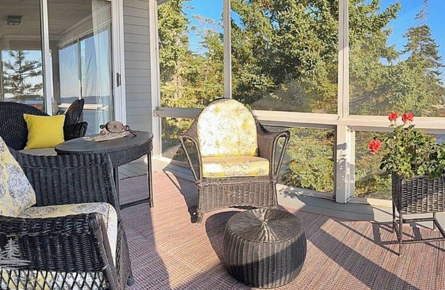 Unforgettable Oceanfront: Panoramic Ocean Views Await at Ledgemere Cottage