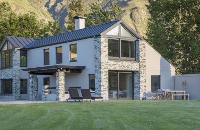 Uninterrupted Lake Views close to Ski Field