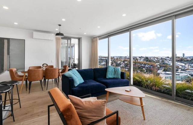 Union Green Apt w Stunning Views & Free Parking