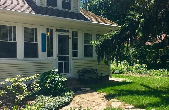 Union Pier fall retreat Steps to the beach.Lg screened porch, yard, fire pit bbq