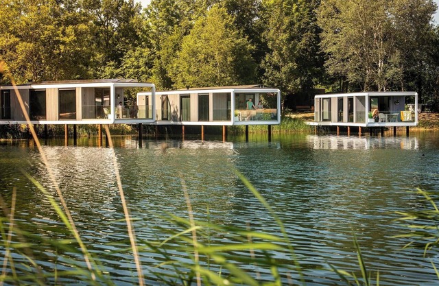 Unique 2-person lodge hanging above the water, with luxury kitchen, air conditioning and a stunning terrace overlooking the lake.