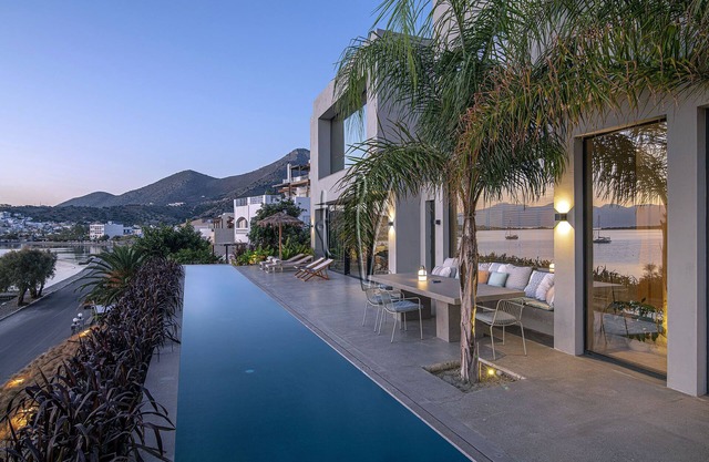 Unique 3 bedroom villa next to the beach