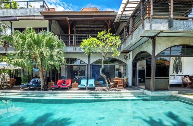 Unique 6 Bdrm Villa In Central Seminyak