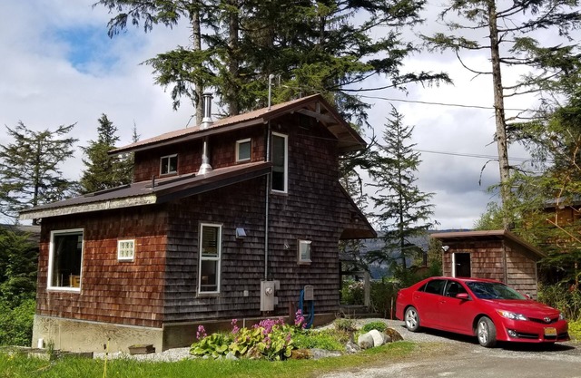 Unique Alaskan Cabin, minutes from Airport & Ferry - private sauna!