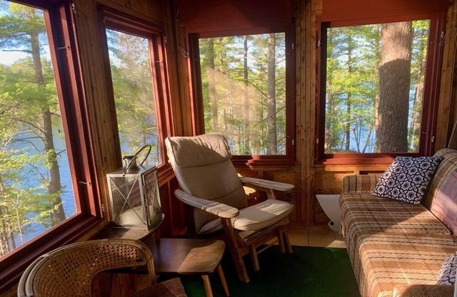 Unique and tranquil cottage with panoramic lake views and tall pines