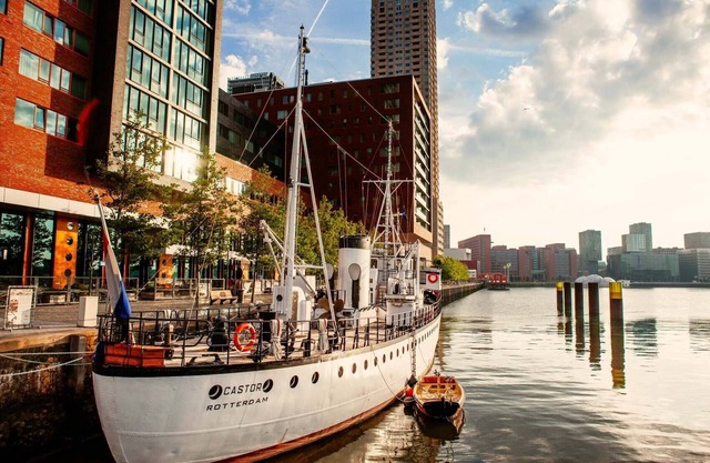 Unique B&B Ship in Rotterdam, Kop van Zuid