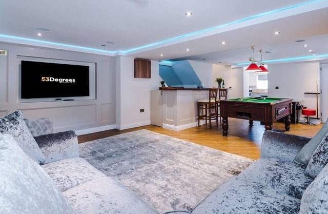 Unique Barn with Pool Table & Private Bar | 53 Degrees Property | Sleeps 4