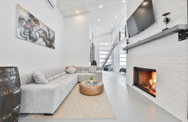 Unique and Zen open concept house with mezannine, high ceilings near ski resorts