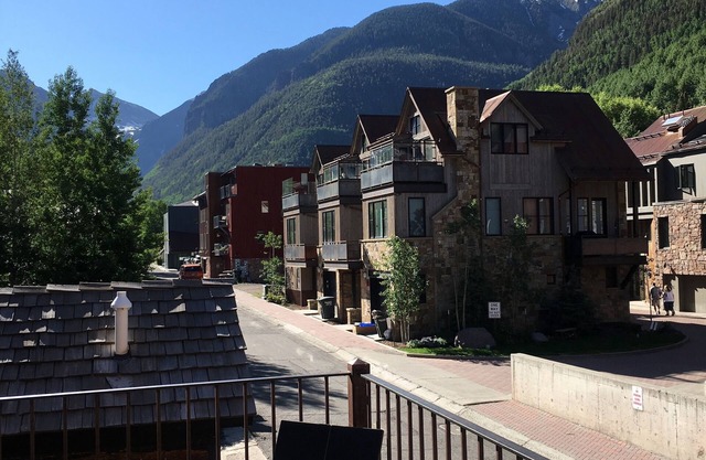 Unique & Compact Carriage House with Private Deck & Mountain Views