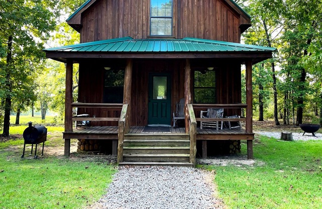 Unique country cabin on 1,000 acres!
