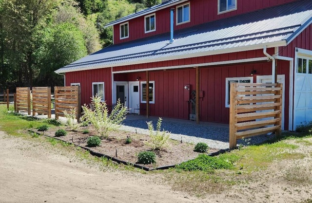 Unique & cozy barn apartment on 5 acre riverfront farm.