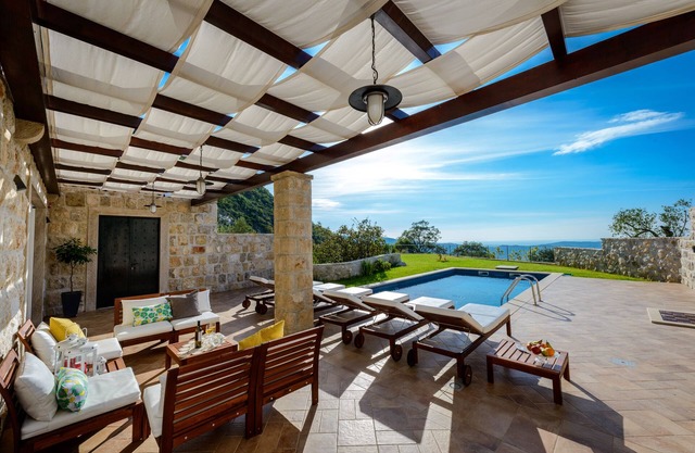 Unique décor, picturesque views, private pool, a heavenly escape!