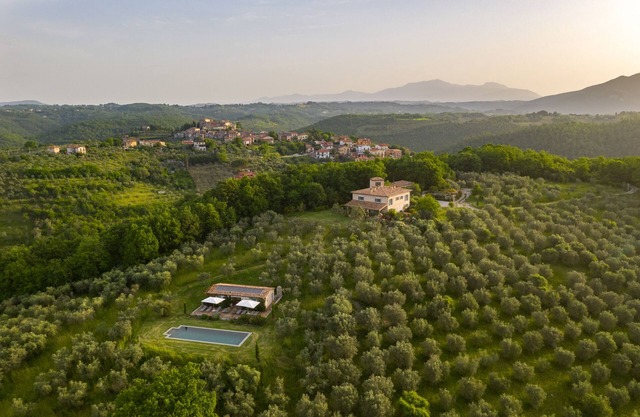 Unique designer villa & garden, great comfort, heated pool, tennis court, cook.