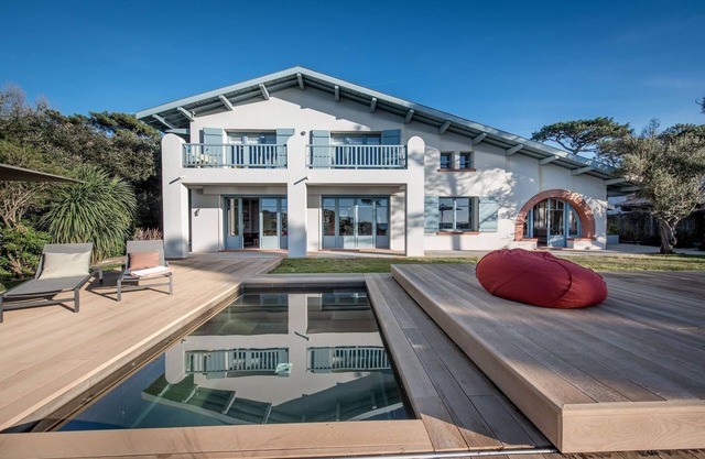 Unique. Elegant Villa with private access to the Bassin