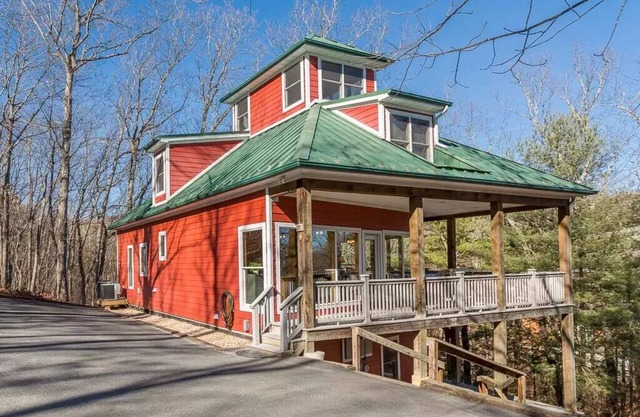 Unique Massanutten Lodge, Hot Tub, Game Room w/foosball and Gorgeous Views!