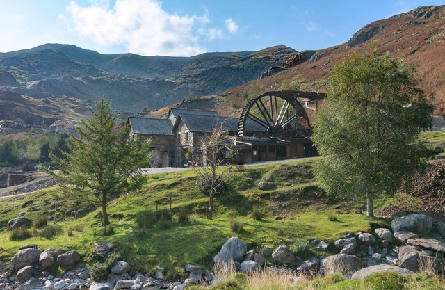 Unique Mountain Cottage that sleeps 22 guests in 10 bedrooms with 4 hot tubs