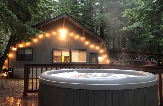 Unique Mt. Rainier Cabin - Private Hot Tub - Wood Stove - Snowshoes