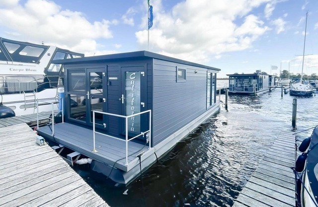 Unique overnight stay on a houseboat with a view of the Uitgeestermeer.