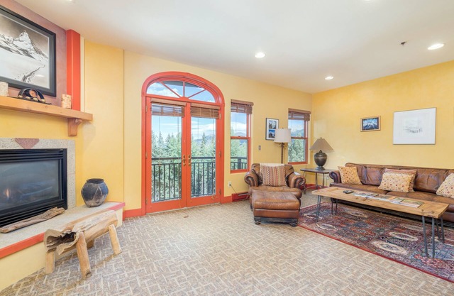Unique Private Residence at the Bear Creek Lodge With Hot Tub, Pool Access