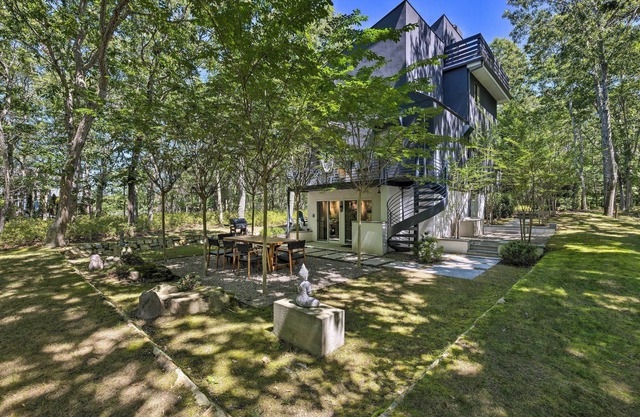 Unique Southampton Getaway w/Rooftop Deck!
