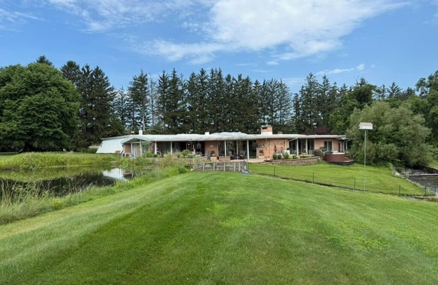 Unique & Spacious Home, Close to Stadium