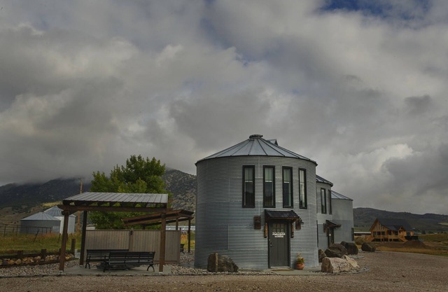 Unique stay in a modern grain bin home 2 miles from the famous hot pools!