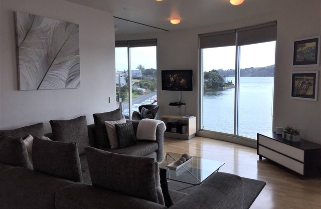 Unique & stylish apartment in the former Golden Bay silo on Raglan Wharf