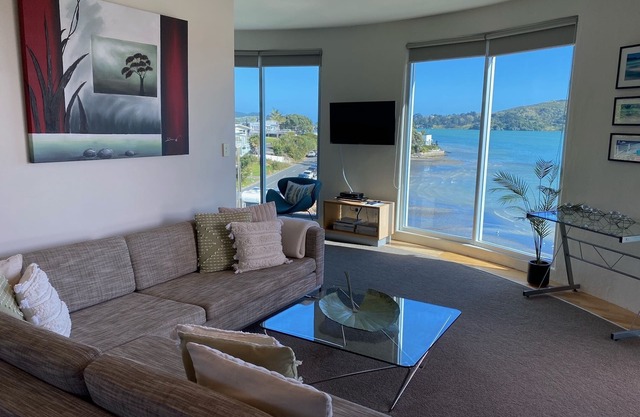 Unique & stylish apartment in the former Golden Bay silo on Raglan Wharf