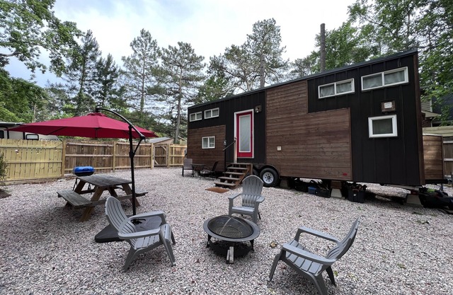 Unique Tiny Home Escape! Fully Equipped & Relaxing, Privacy-Fenced Outdoor Space