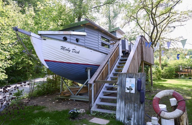 Unique tree ship (16sqm) with terrace in the forest