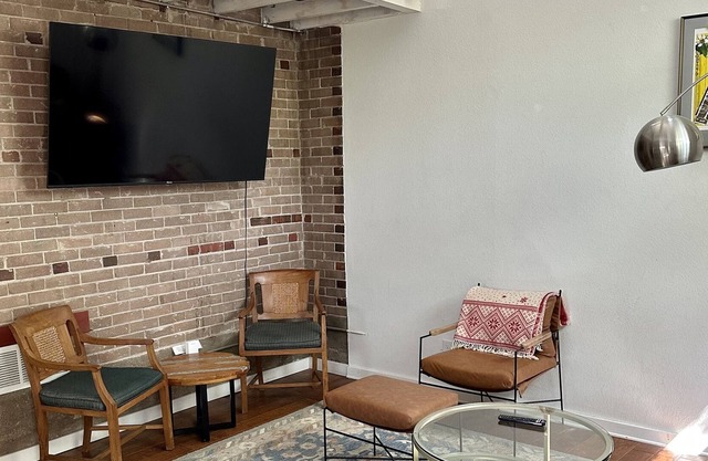 Unique Urban Carriage House with Ceder Hot Tub and Private Yard