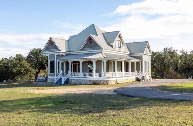 Unique Victorian Home*Pool*Pets*Firepit