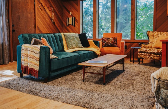 Unique Woodsy Residential Retreat In Heart of PNW With Large Jacuzzi Tub and Indoor Sauna