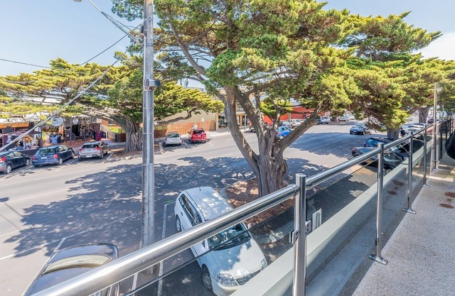 Unit 1-83 Thompson Ave, spacious Unit in main Street, includes linen.